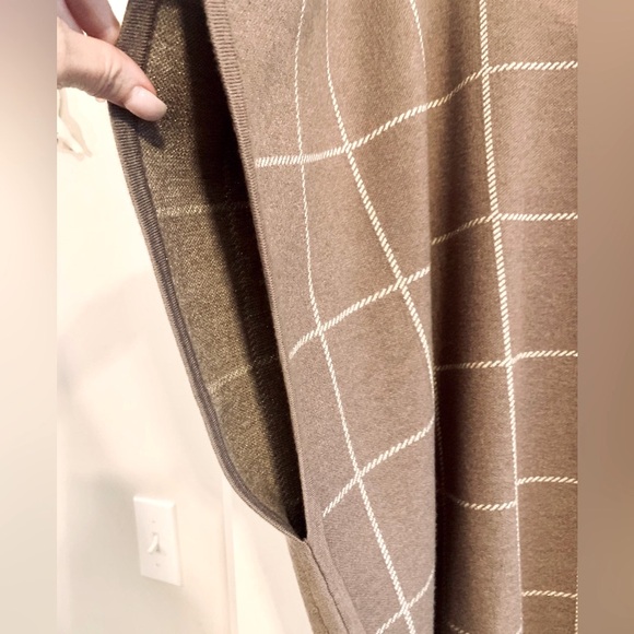 TAHARI NWOT CAPE W/GOLD THREAT DETAIL & GOLD ZIPPER ACCENT SOFT& ELEGANT/MUST HV - Picture 6 of 6